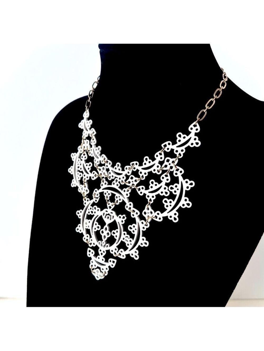 JESSICA SIMPSON White Cutout Plate Bib Necklace NWT - Picture 7 of 7